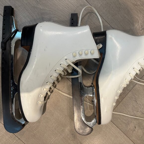 RIEDELL ICE SKATES SIZE 4 (hardly used) - Picture 1 of 3